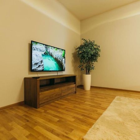 Atlant Luxury: Spacious Family Apartment on Golovna Chernivtsi Exterior photo
