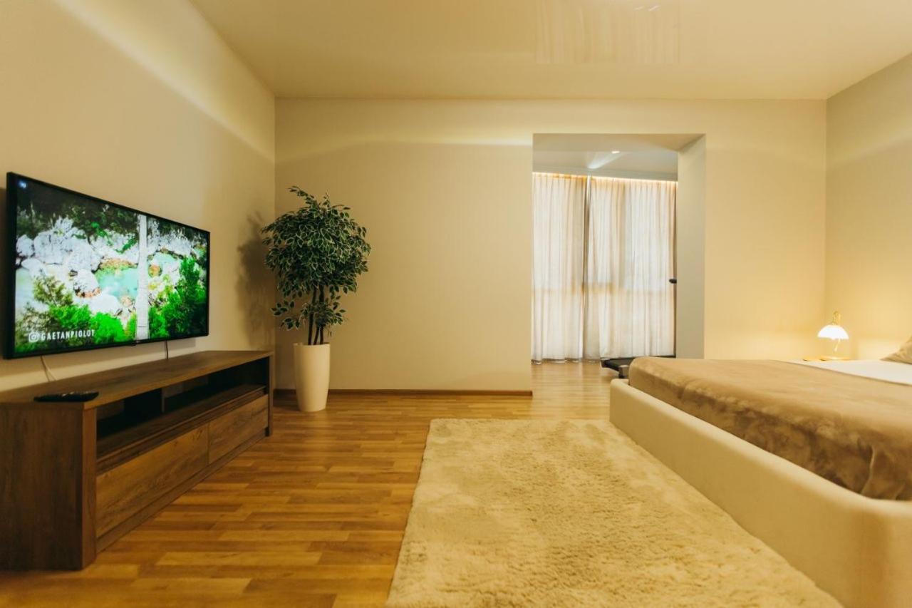 Atlant Luxury: Spacious Family Apartment on Golovna Chernivtsi Exterior photo
