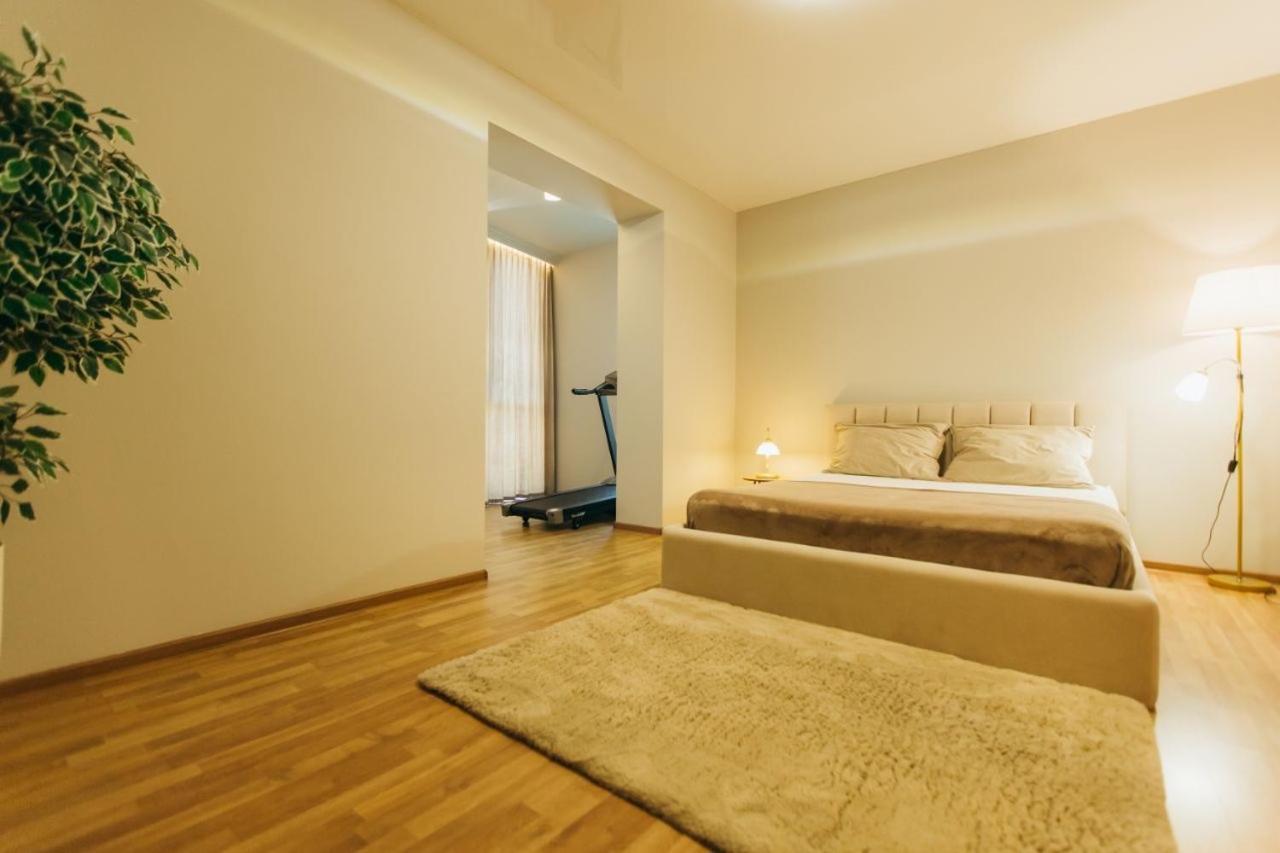 Atlant Luxury: Spacious Family Apartment on Golovna Chernivtsi Exterior photo