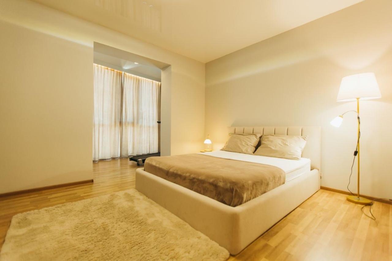 Atlant Luxury: Spacious Family Apartment on Golovna Chernivtsi Exterior photo