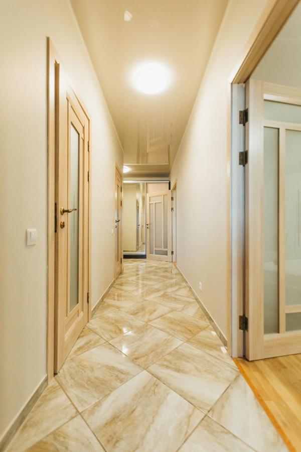 Atlant Luxury: Spacious Family Apartment on Golovna Chernivtsi Exterior photo