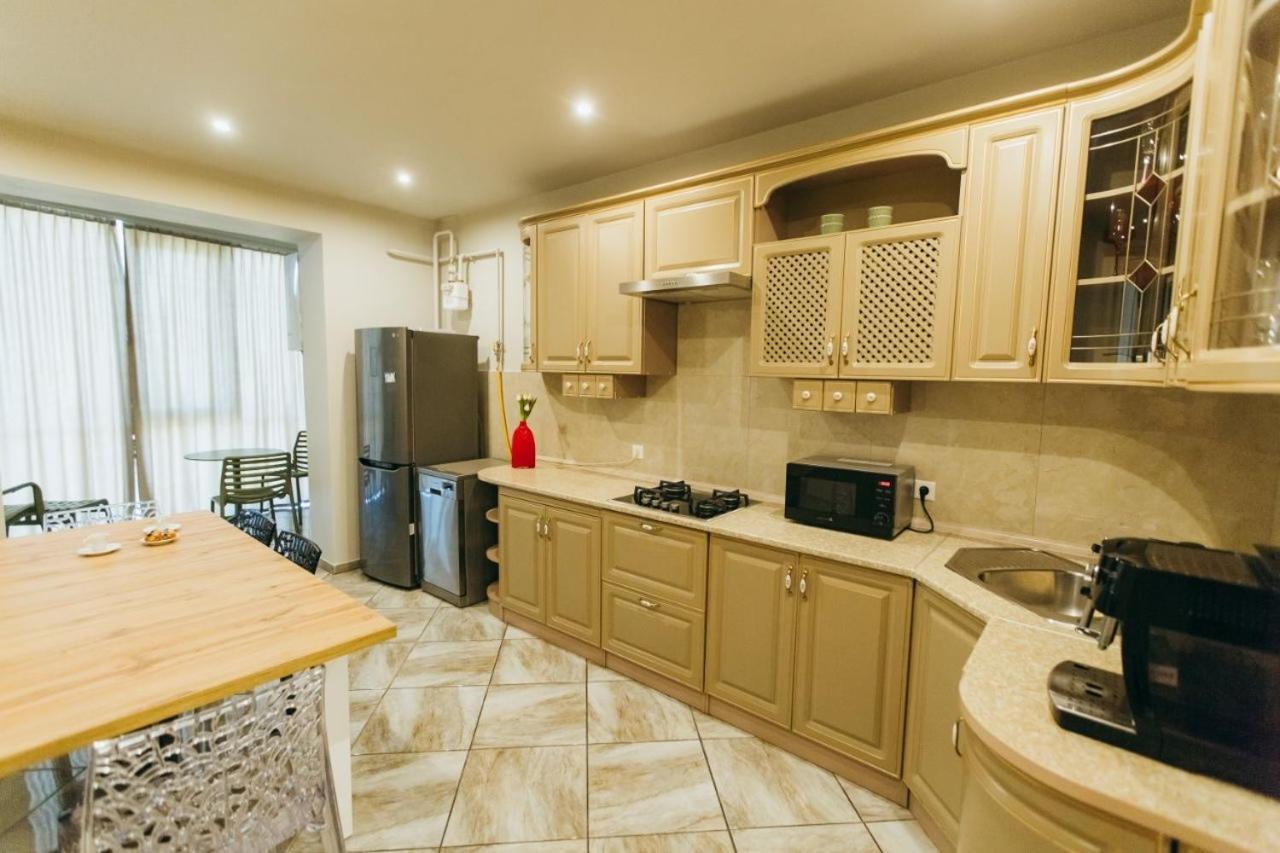 Atlant Luxury: Spacious Family Apartment on Golovna Chernivtsi Exterior photo