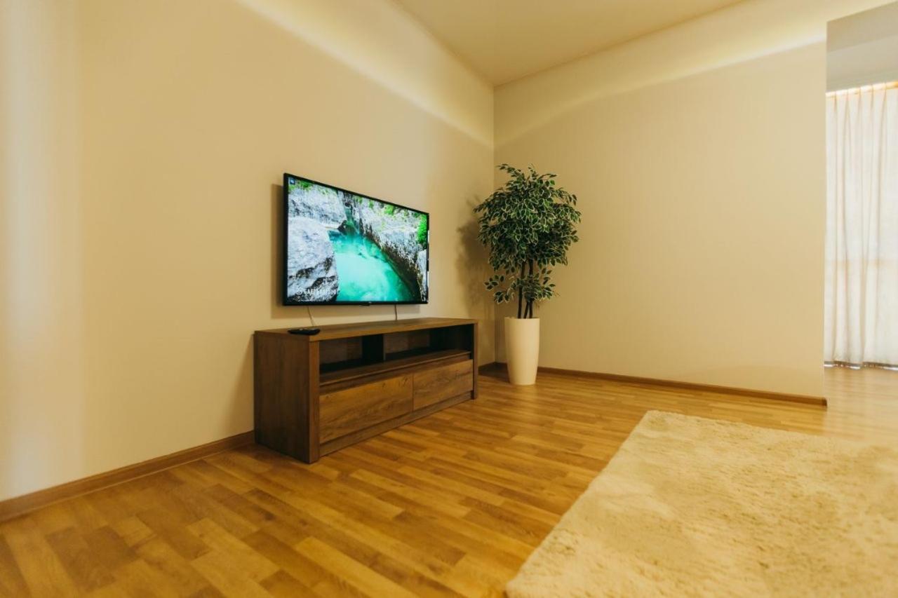 Atlant Luxury: Spacious Family Apartment on Golovna Chernivtsi Exterior photo